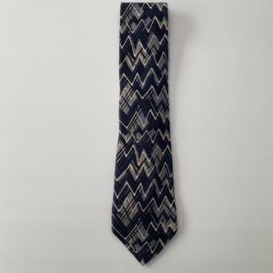 Greg Norman Collection Men’s Silk Necktie In White and Multiple Blue Pattern